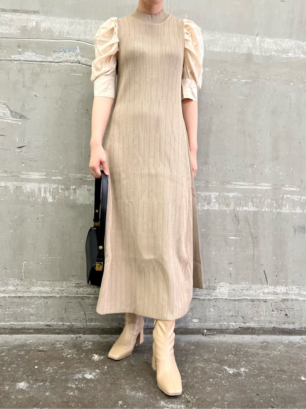 ベージュ系のワンピース、ベージュ系のブーツ、ブラック系のショルダーバッグを着用したレディースの夏コーディネートの7枚目の写真