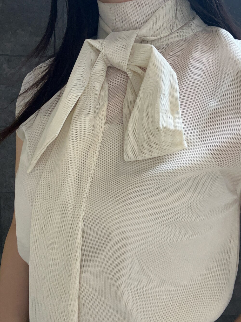 ブラウン系のボストンバッグ、ホワイト系のシャツ/ブラウス、ブラウン系のスカートを着用したレディースの夏コーディネートの7枚目の写真