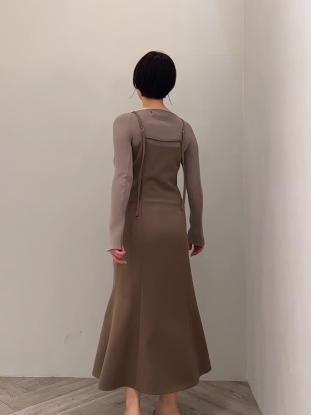 ブラウン系のニット/セーター、ベージュ系のサンダルを着用したレディースの冬コーディネートの4枚目の写真