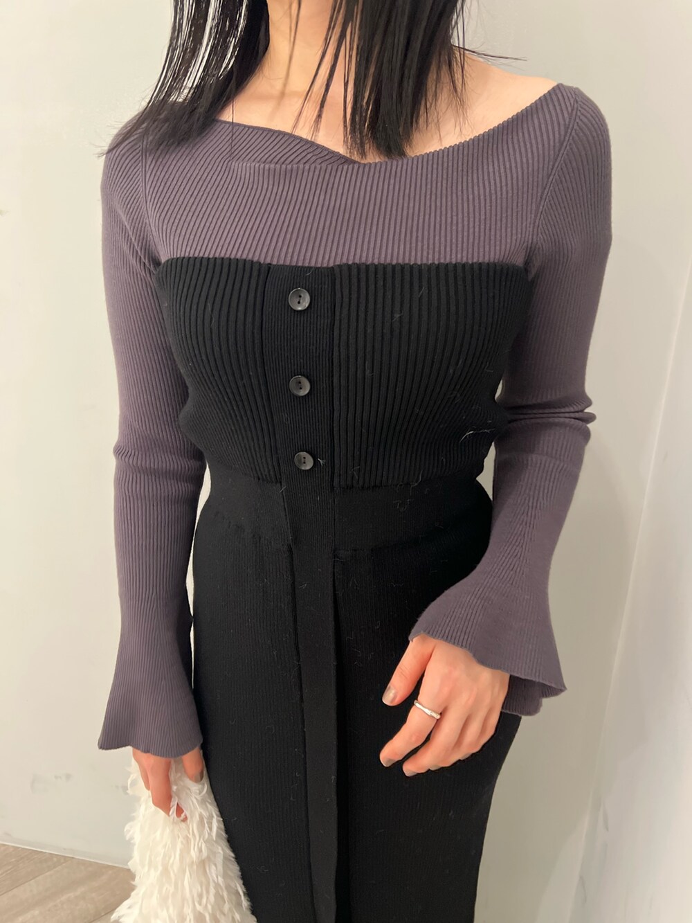 グレー系のニット/セーター、ブラック系のワンピースを着用したレディースの冬コーディネートの6枚目の写真