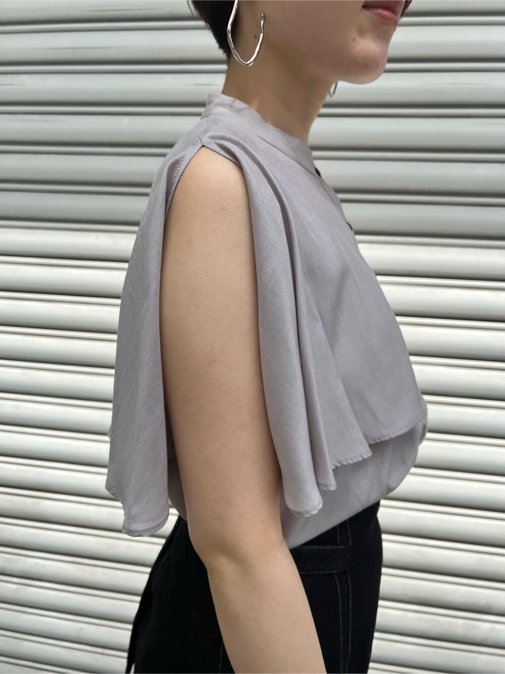 ベージュ系のハンドバッグ、ブラック系のスカート、その他のサンダルを着用したレディースの夏コーディネートの9枚目の写真