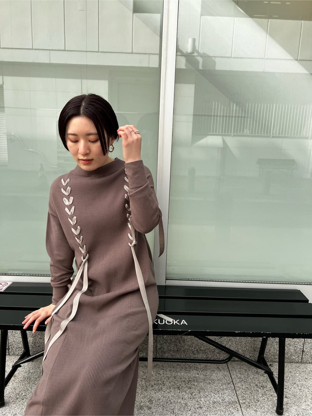 ベージュ系のその他アウター、ベージュ系のワンピース、ホワイト系のその他シューズを着用したレディースの冬コーディネートの3枚目の写真