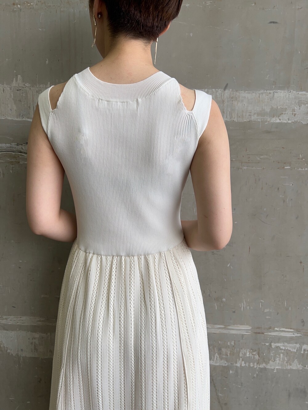 ベージュ系のサンダル、ベージュ系のショルダーバッグ、ホワイト系のワンピースを着用したレディースの夏コーディネートの8枚目の写真