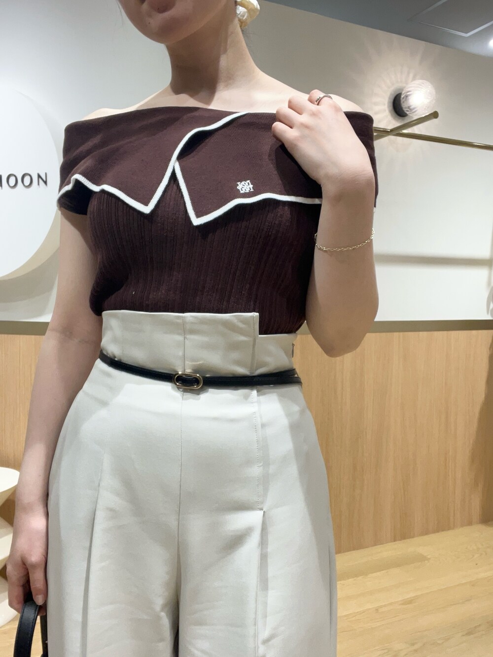 ホワイト系のその他パンツ、ブラウン系のニット/セーターを着用したレディースの春コーディネートの4枚目の写真