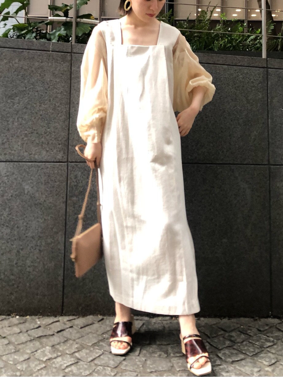 その他のその他シューズ、ベージュ系のショルダーバッグ、ホワイト系のワンピースを着用したレディースの春コーディネートの2枚目の写真