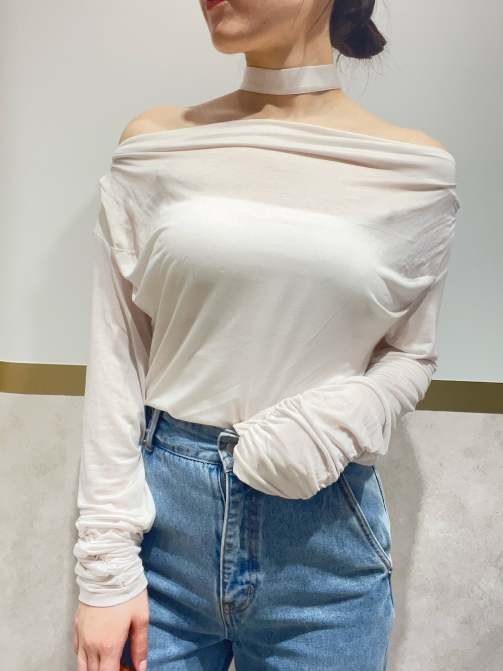 ベージュ系のブルゾン、ホワイト系のTシャツ/カットソー、ブルー系のデニムパンツを着用したレディースの春コーディネートの4枚目の写真