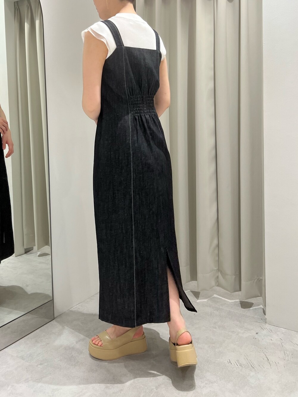 ベージュ系のサンダル、ブラック系のワンピース、ホワイト系のニット/セーターを着用したレディースの春コーディネートの2枚目の写真