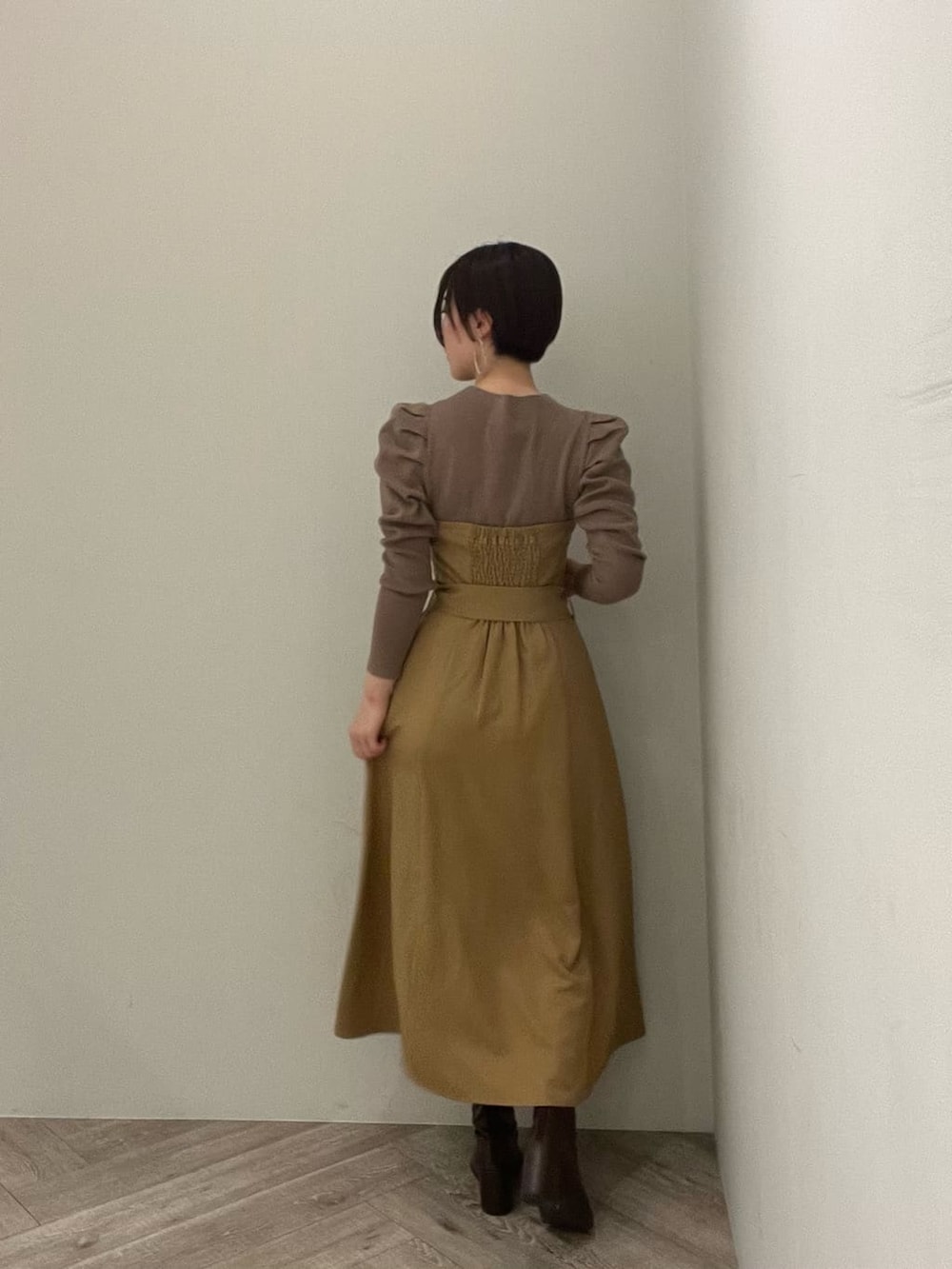 ベージュ系のワンピース、シルバー系のピアス（両耳用）を着用したレディースの夏コーディネートの3枚目の写真