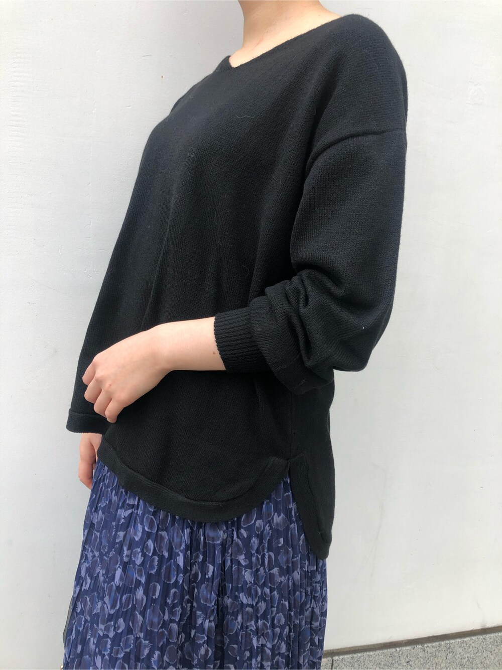 ブラック系のその他アウター、ブラック系のニット/セーター、ブルー系のスカートを着用したレディースの秋コーディネートの4枚目の写真