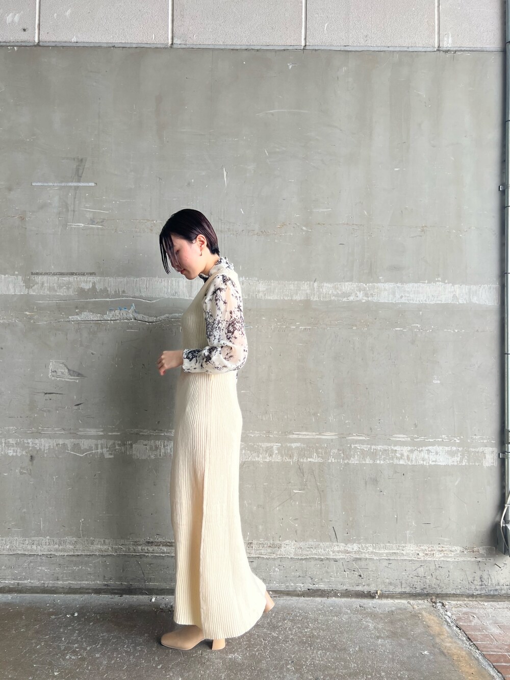 ホワイト系のワンピース、ベージュ系のブーツ、グレー系のシャツ/ブラウスを着用したレディースの秋コーディネートの2枚目の写真