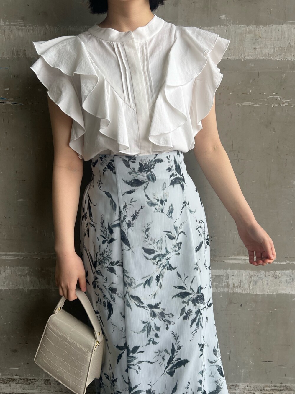 ホワイト系のシャツ/ブラウス、ブラック系のサンダル、ホワイト系のショルダーバッグを着用したレディースの春コーディネートの4枚目の写真