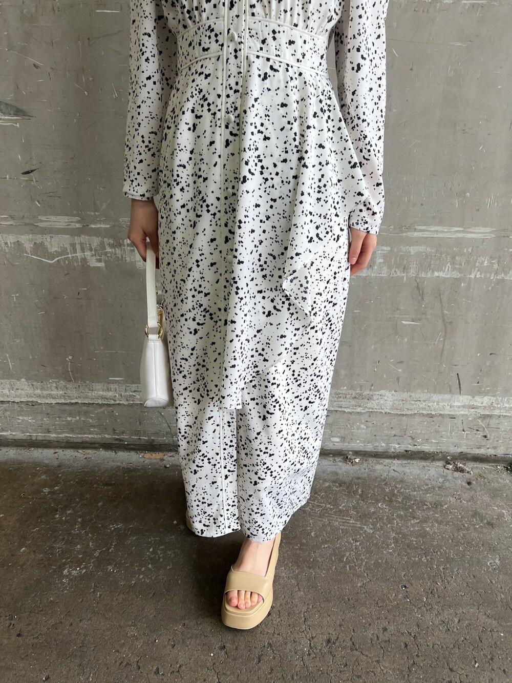 ホワイト系のワンピース、ホワイト系のカーディガン/ボレロ、ベージュ系のサンダルを着用したレディースの春コーディネートの9枚目の写真