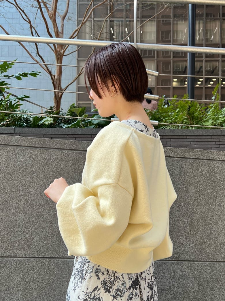 ベージュ系のブーツ、ホワイト系のハンドバッグ、イエロー系のカーディガン/ボレロを着用したレディースの春コーディネートの9枚目の写真