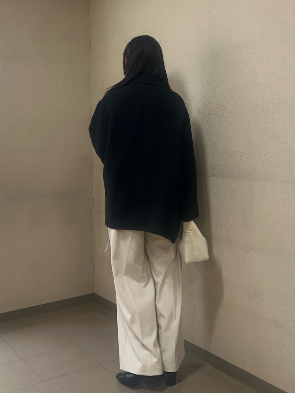 ブラック系のブーツ、グレー系のニット/セーター、ホワイト系のその他パンツを着用したレディースの秋コーディネートの2枚目の写真