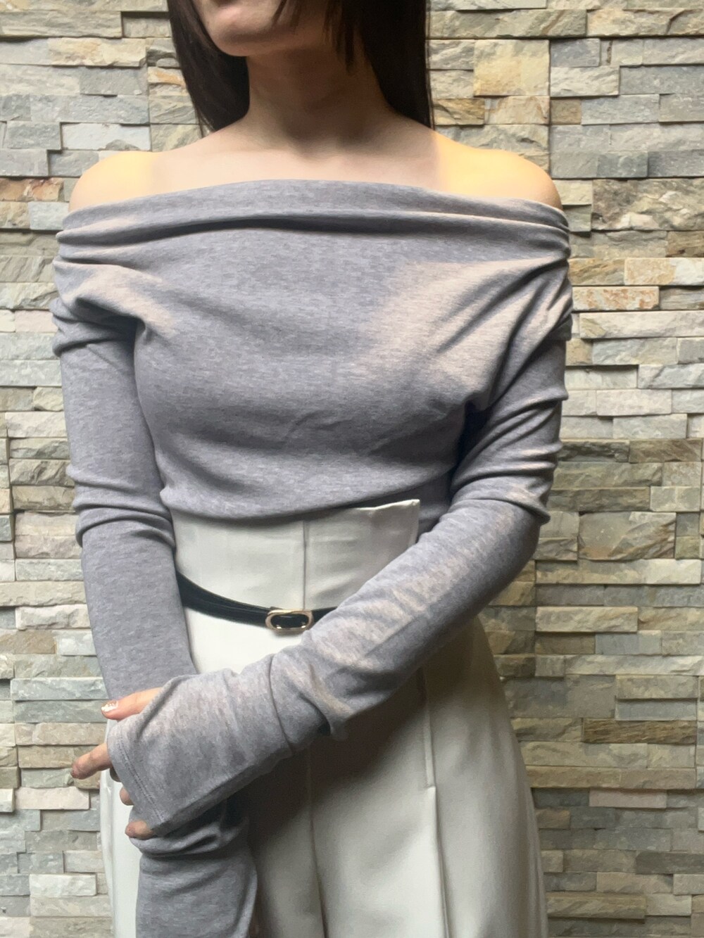 グレー系のTシャツ/カットソー、ホワイト系のその他パンツを着用したレディースの冬コーディネートの4枚目の写真