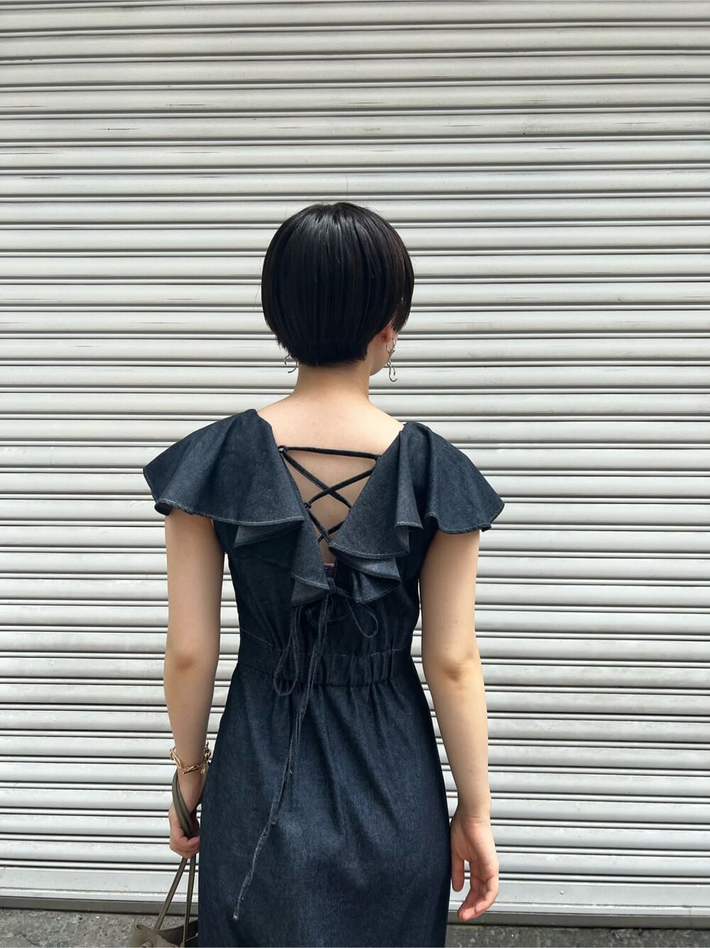 ベージュ系のハンドバッグ、レッド系のサンダル、ブラック系のワンピースを着用したレディースの夏コーディネートの7枚目の写真
