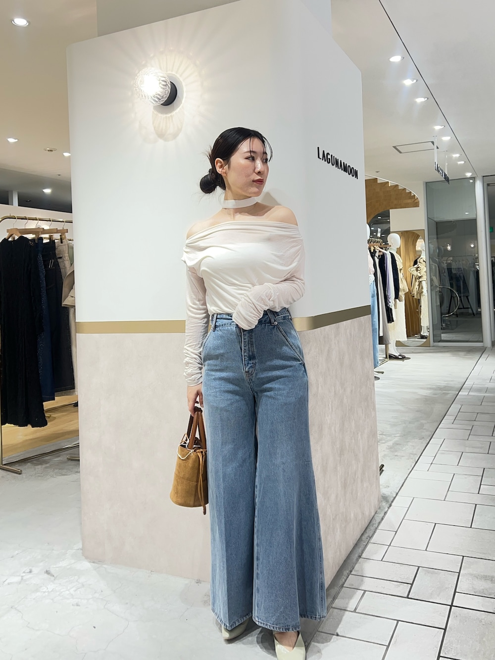 ベージュ系のブルゾン、ホワイト系のTシャツ/カットソー、ブルー系のデニムパンツを着用したレディースの春コーディネートの3枚目の写真