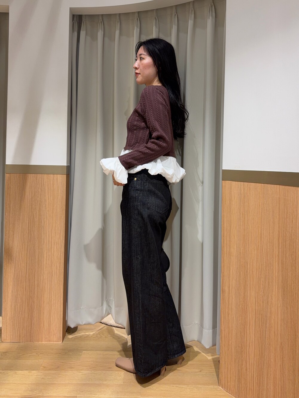 ブラウン系のカーディガン/ボレロ、ブラック系のデニムパンツを着用したレディースの夏コーディネートの2枚目の写真