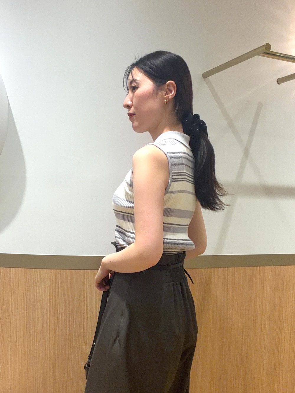 グレー系のニット/セーター、グレー系のその他パンツ、ブラック系のハンドバッグを着用したレディースの春コーディネートの5枚目の写真