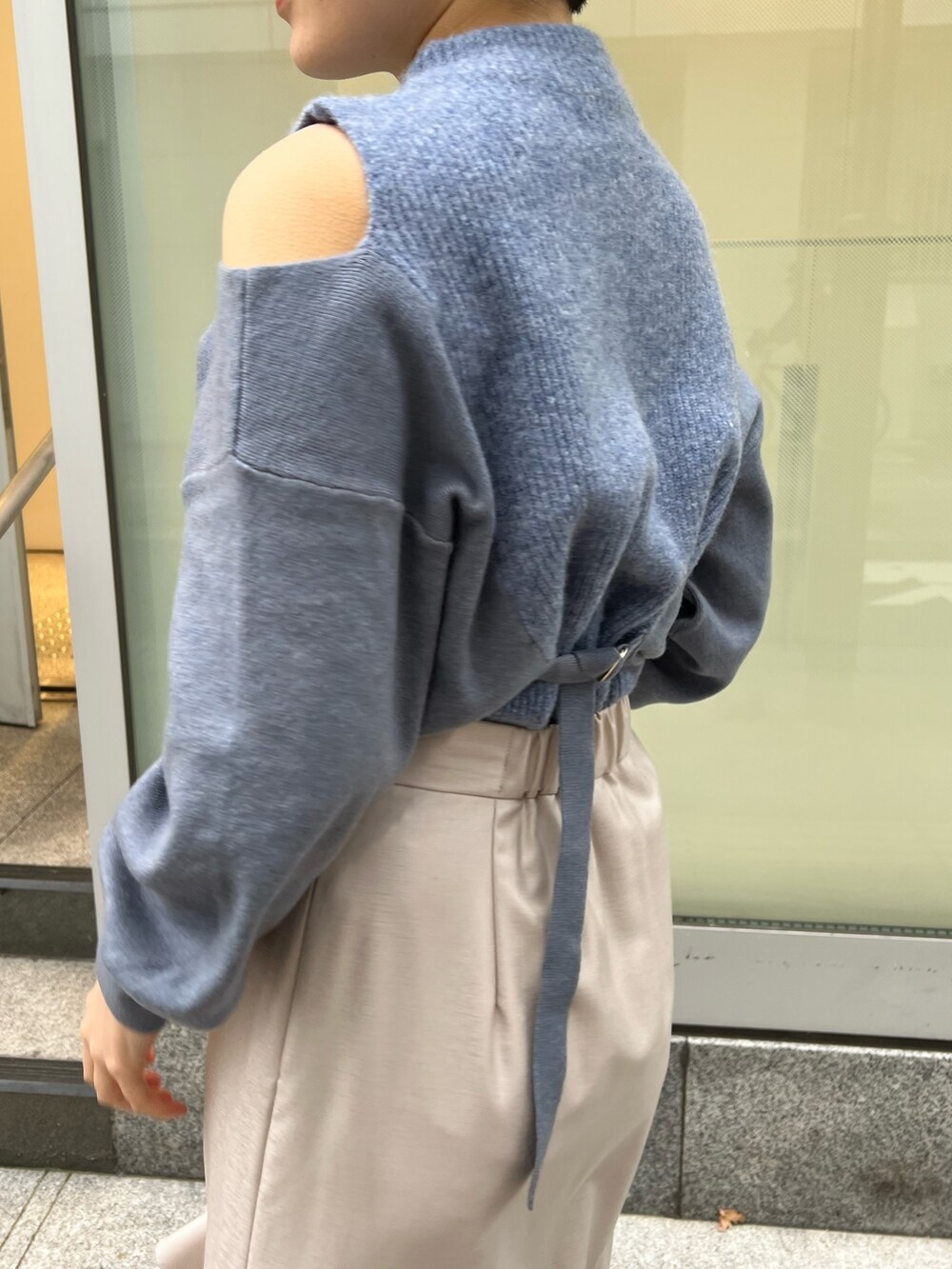 レッド系のブーツ、グレー系のスカート、ブラック系のその他アウターを着用したレディースの冬コーディネートの10枚目の写真