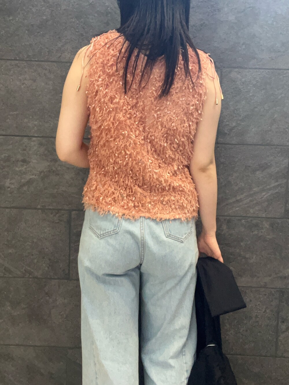 オレンジ系のTシャツ/カットソー、ホワイト系のサンダル、ブルー系のデニムパンツを着用したレディースの夏コーディネートの7枚目の写真