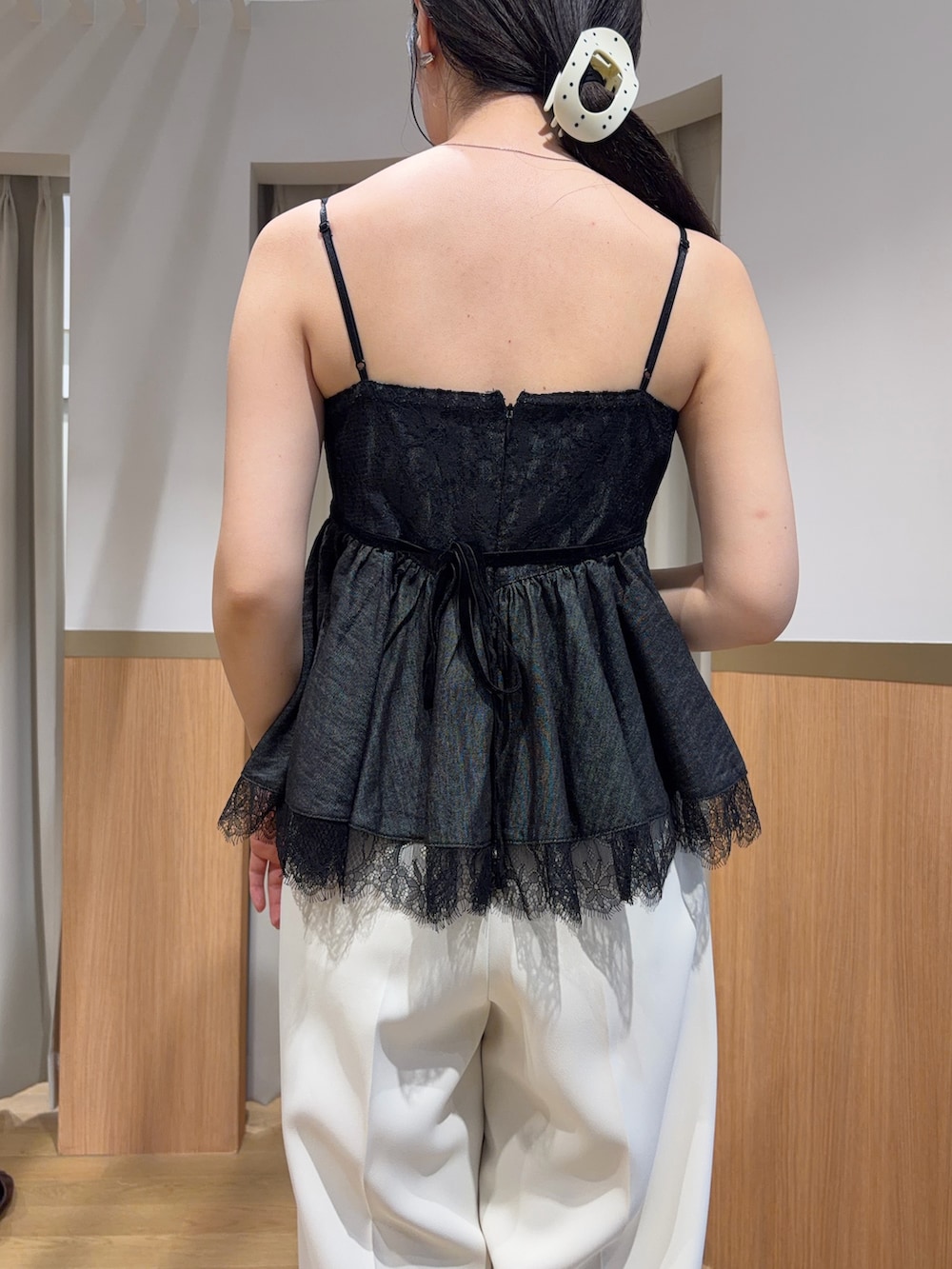 ホワイト系のその他パンツ、ブラック系のキャミソール、ブラウン系のハンドバッグを着用したレディースの夏コーディネートの5枚目の写真
