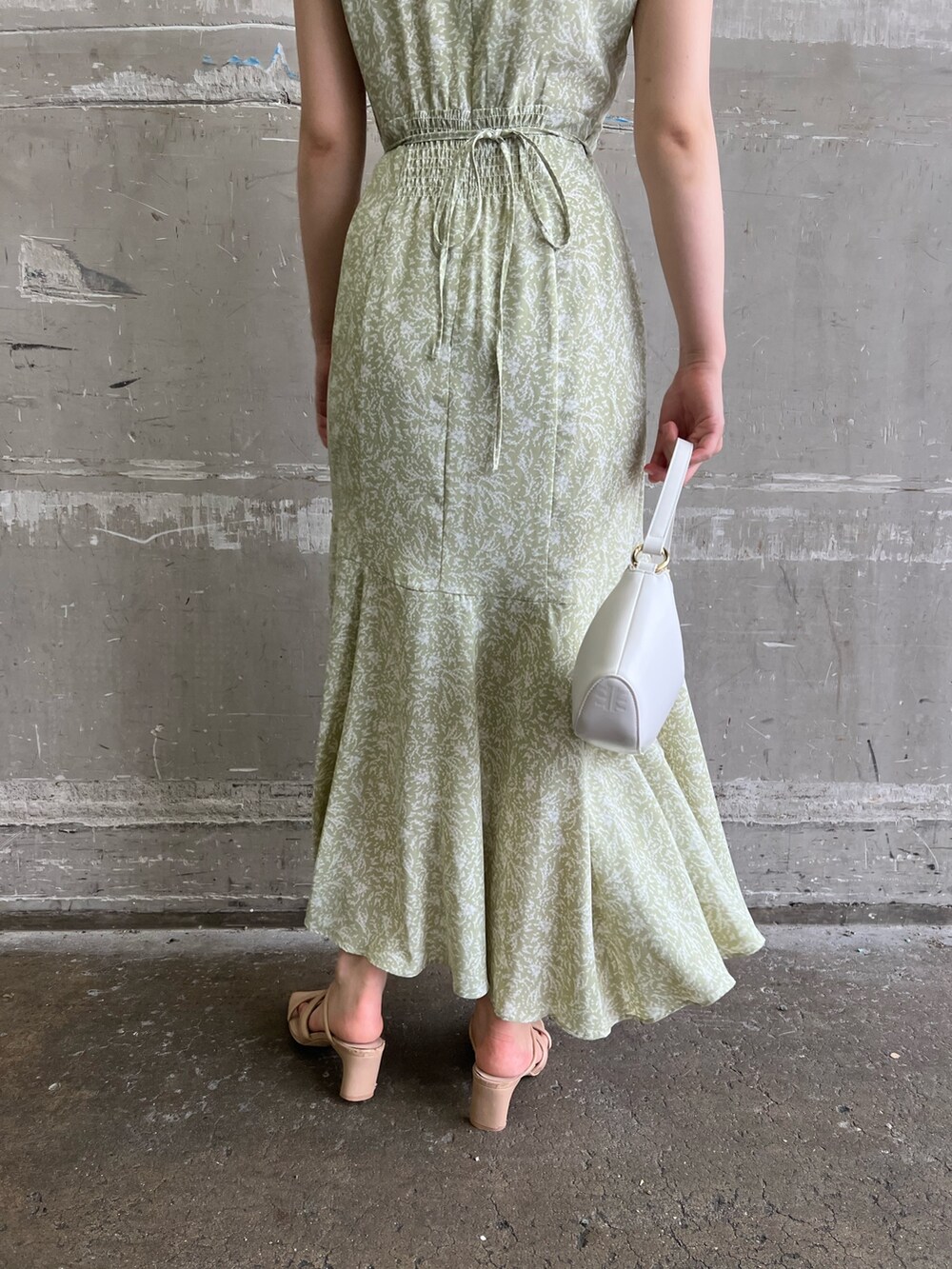 ベージュ系のサンダル、グリーン系のワンピース、ホワイト系のハンドバッグを着用したレディースの夏コーディネートの7枚目の写真