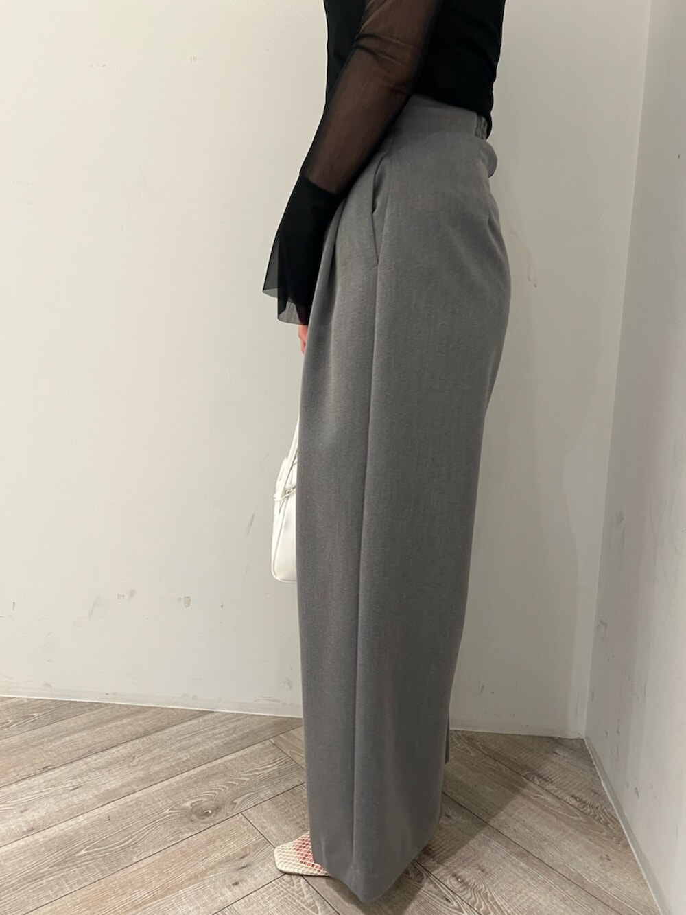 ホワイト系のサンダル、グレー系のその他パンツ、ブラック系のTシャツ/カットソーを着用したレディースの春コーディネートの7枚目の写真