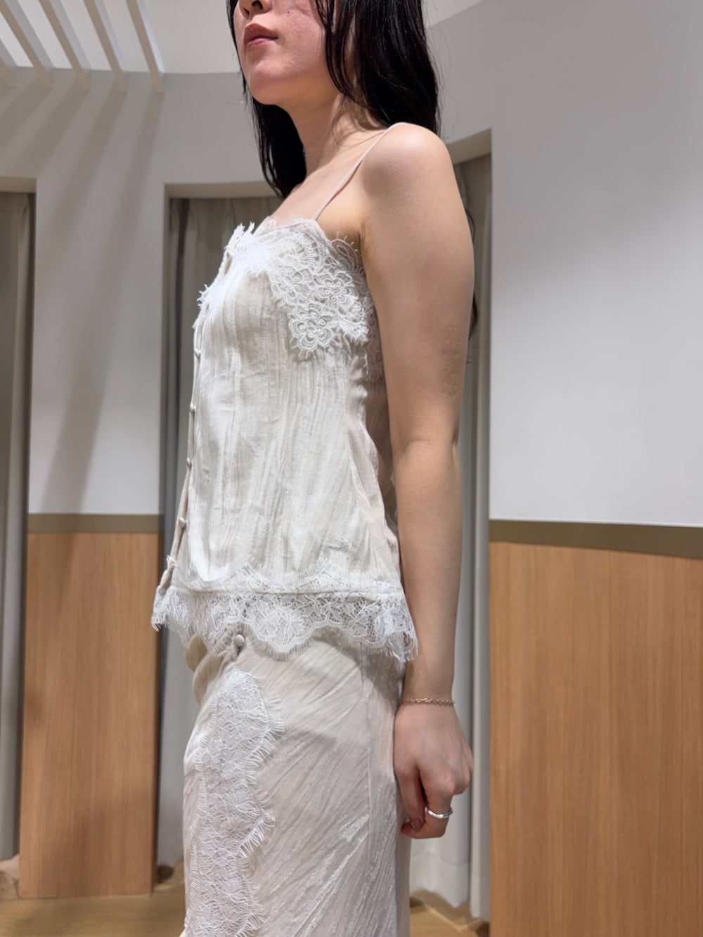 ホワイト系のTシャツ/カットソー、ホワイト系のスカート、ベージュ系のブーツを着用したレディースの夏コーディネートの5枚目の写真