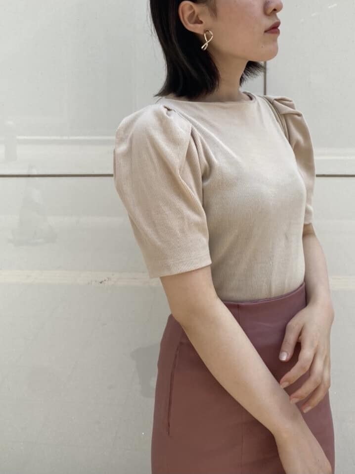 ベージュ系のTシャツ/カットソー、ブラウン系のサンダル、ベージュ系のハンドバッグを着用したレディースの夏コーディネートの4枚目の写真