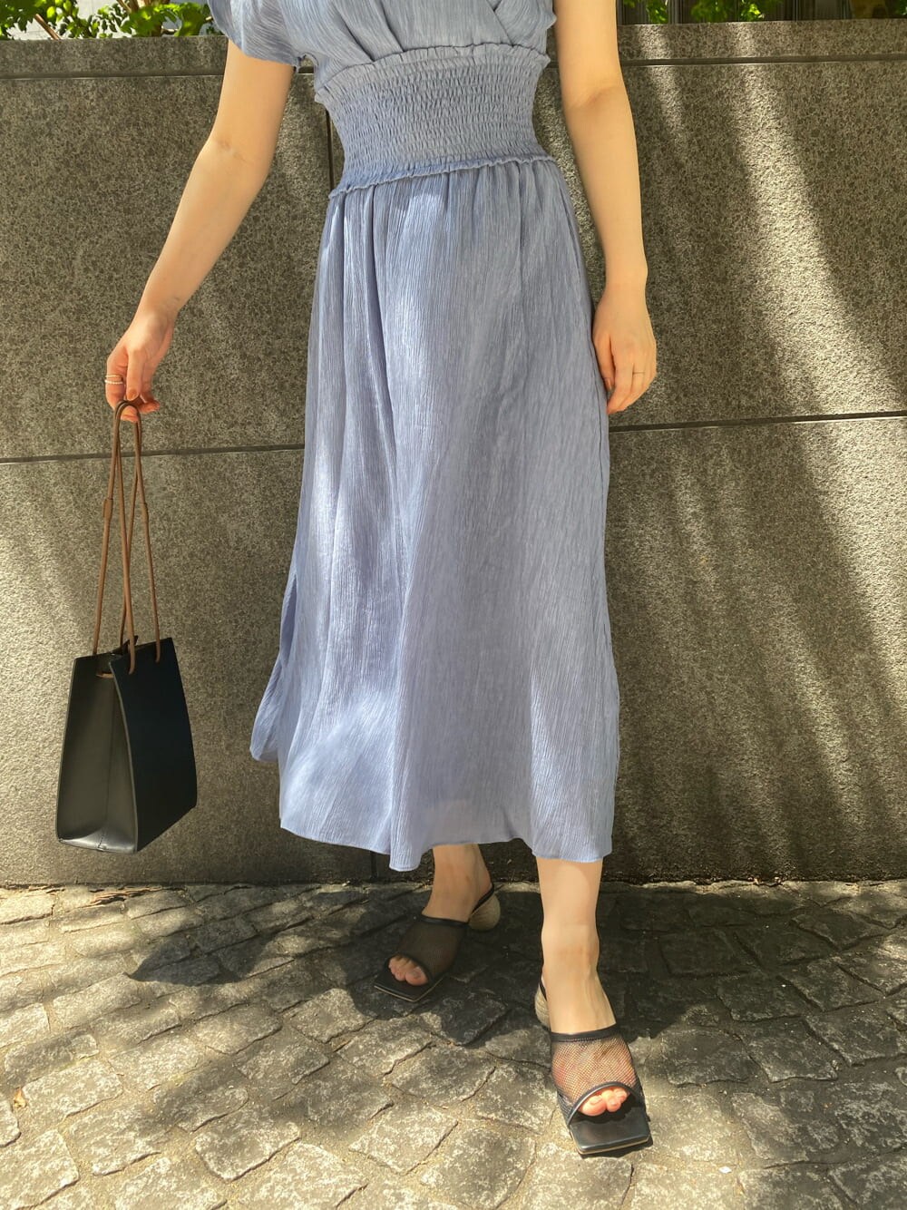 ブラック系のハンドバッグ、ブルー系のワンピース、ブラック系のその他シューズを着用したレディースの夏コーディネートの5枚目の写真