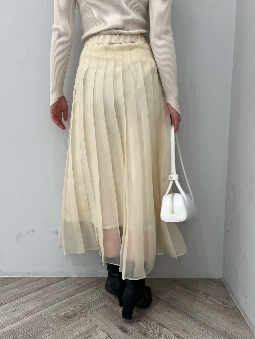 ホワイト系のスカート、ホワイト系のニット/セーターを着用したレディースの冬コーディネートの8枚目の写真