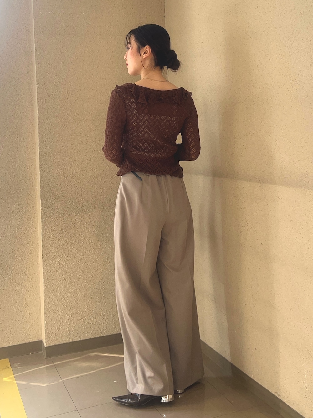 ブラウン系のシャツ/ブラウス、ブラウン系のその他パンツを着用したレディースの春コーディネートの2枚目の写真