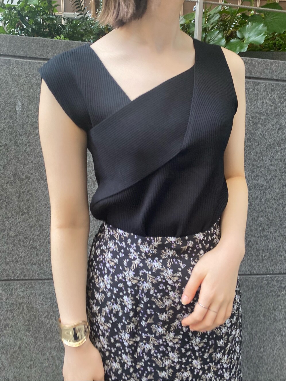 その他のその他シューズ、ブラック系のスカート、パープル系のニット/セーターを着用したレディースの春コーディネートの5枚目の写真