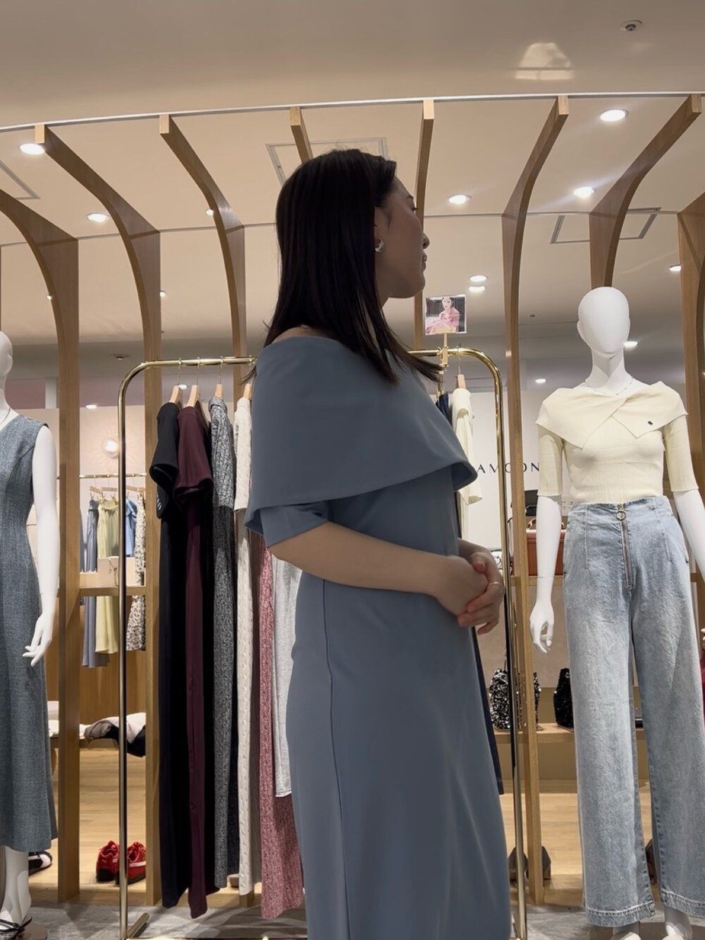 ブルー系のワンピース、ブラック系のサンダルを着用したレディースの春コーディネートの4枚目の写真