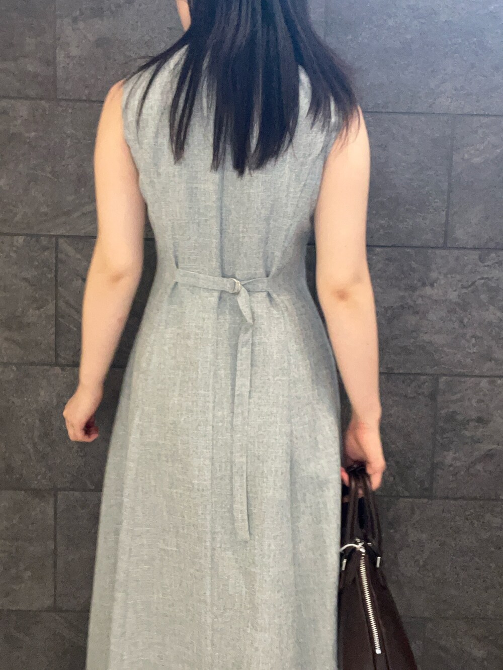 ブルー系のワンピース、ブラウン系のパンプス、ブラウン系のボストンバッグを着用したレディースの夏コーディネートの5枚目の写真