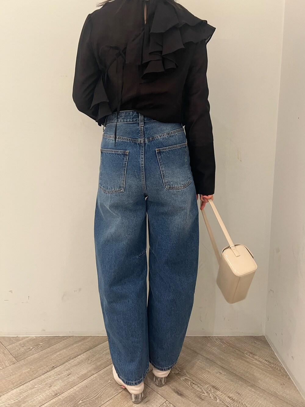 ブルー系のデニムパンツ、ブラック系のシャツ/ブラウスを着用したレディースの冬コーディネートの7枚目の写真