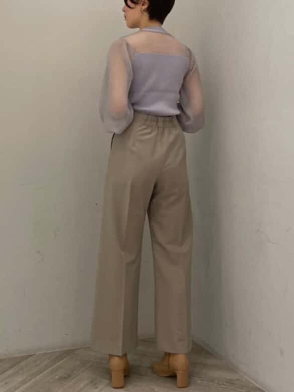 ベージュ系のその他パンツ、ベージュ系のその他シューズ、パープル系のニット/セーターを着用したレディースの秋コーディネートの2枚目の写真