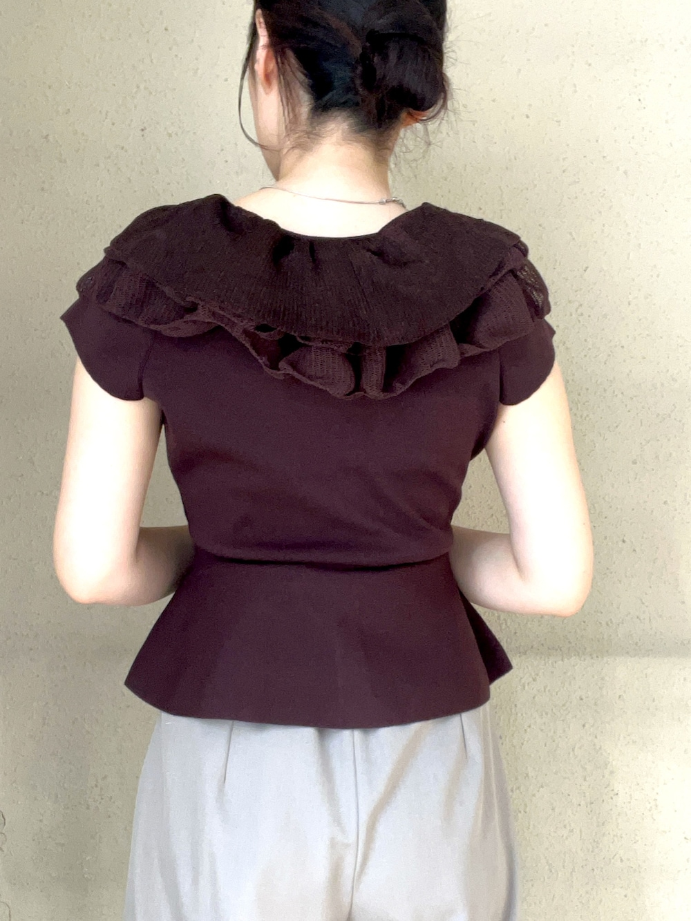 ブラウン系のニット/セーター、ブラウン系のその他パンツ、グリーン系のパンプスを着用したレディースの春コーディネートの5枚目の写真