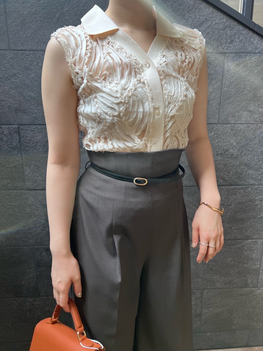 グレー系のその他パンツ、ホワイト系のシャツ/ブラウス、ホワイト系のサンダルを着用したレディースの夏コーディネートの4枚目の写真