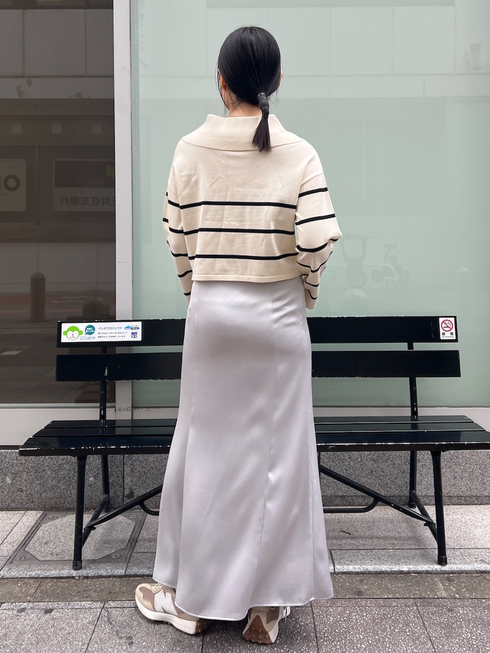 ホワイト系のニット/セーター、グレー系のスカートを着用したレディースの冬コーディネートの3枚目の写真