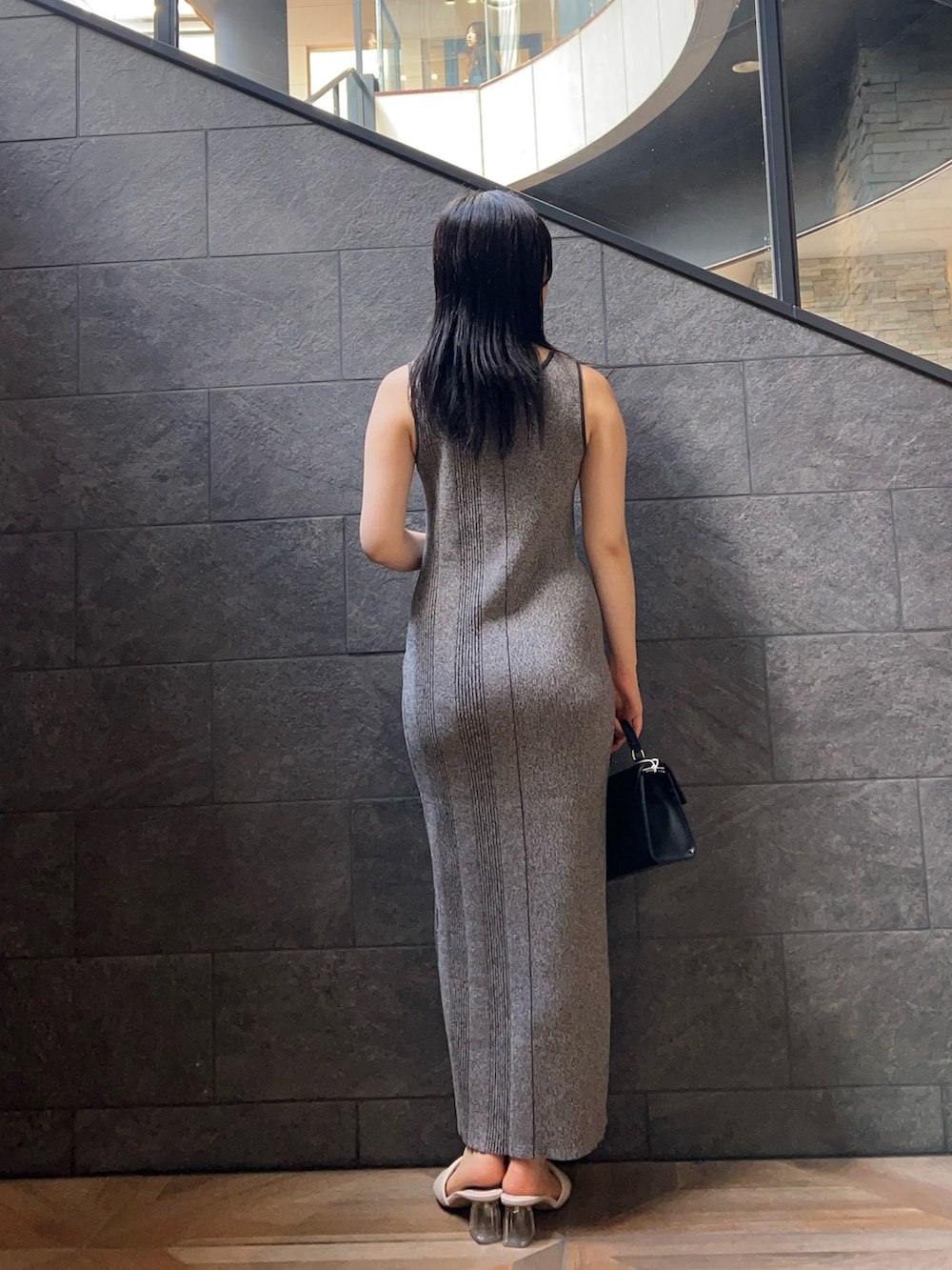 「LAGUNAMOONのメタルボタンデザインニットワンピース（ワンピース、グレー系）」を使った、RUNA ONISHIさん（レディース・163cm）の夏コーディネートの3枚目の写真