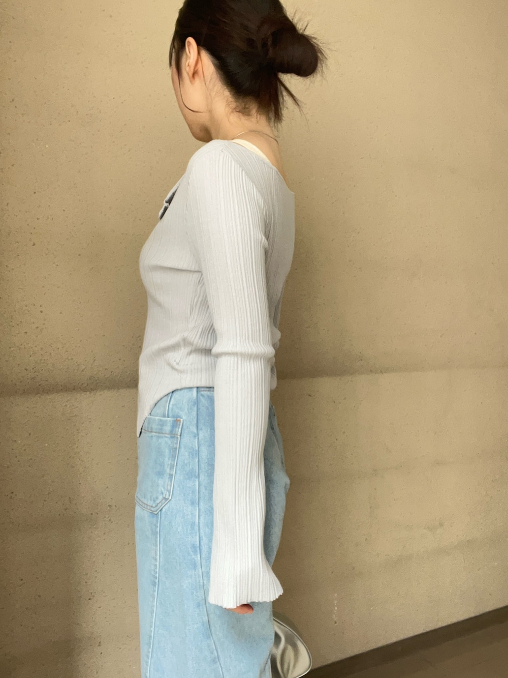 グレー系のニット/セーター、ブルー系のデニムパンツ、ブラック系のパンプスを着用したレディースの春コーディネートの5枚目の写真