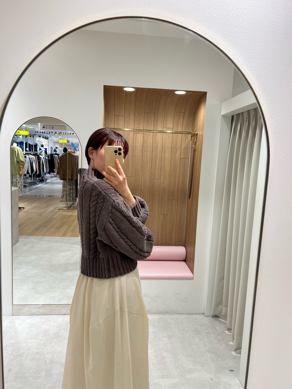 ホワイト系のスカート、グレー系のニット/セーター、ベージュ系のブーツを着用したレディースの秋コーディネートの5枚目の写真