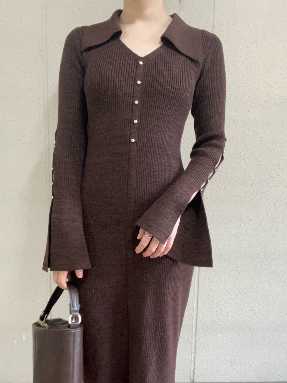 ブラック系のブーツ、ブラウン系のワンピース、ブラウン系のハンドバッグを着用したレディースの冬コーディネートの4枚目の写真