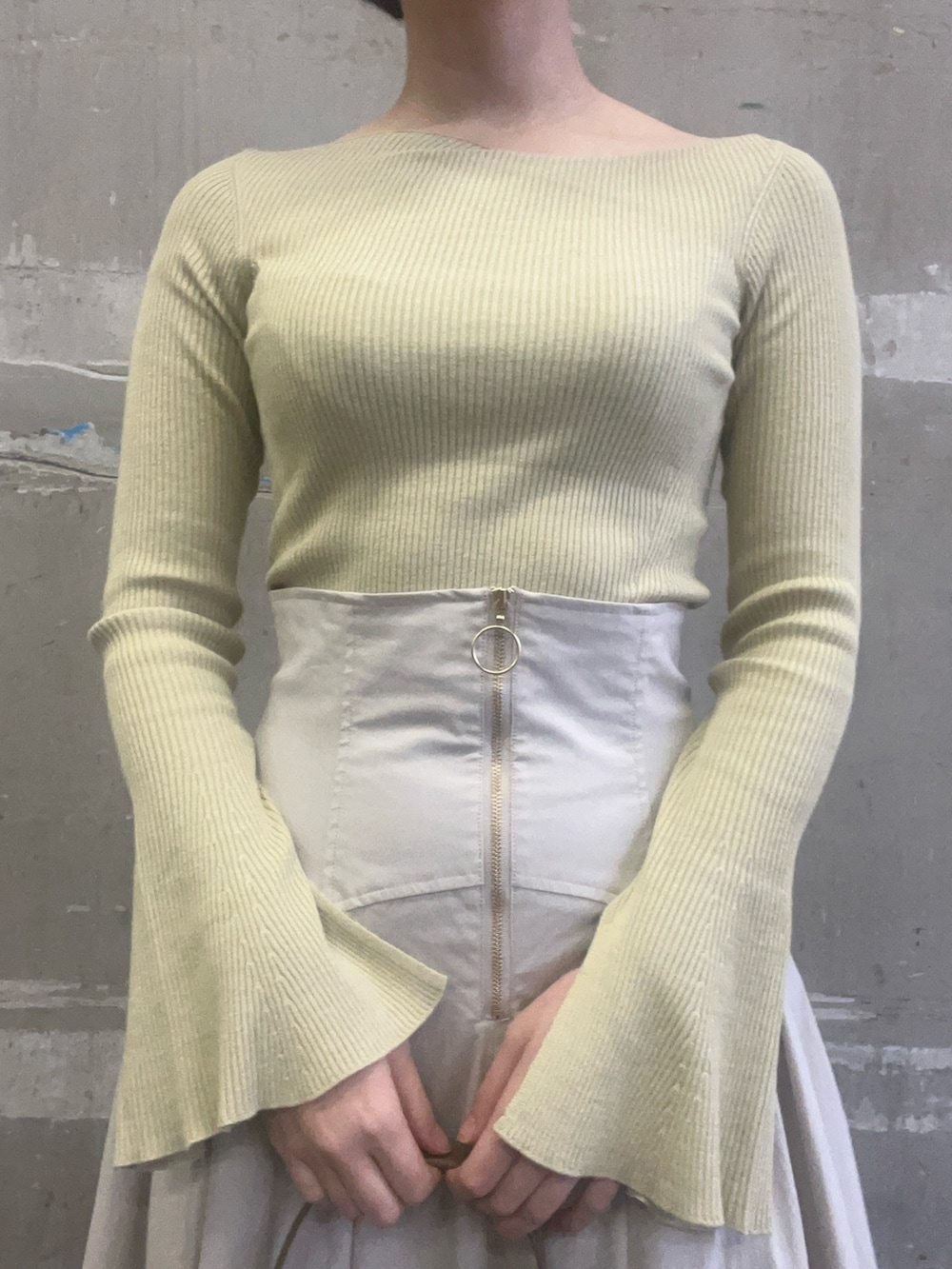 ベージュ系のブーツ、ホワイト系のスカート、グリーン系のニット/セーターを着用したレディースの冬コーディネートの4枚目の写真