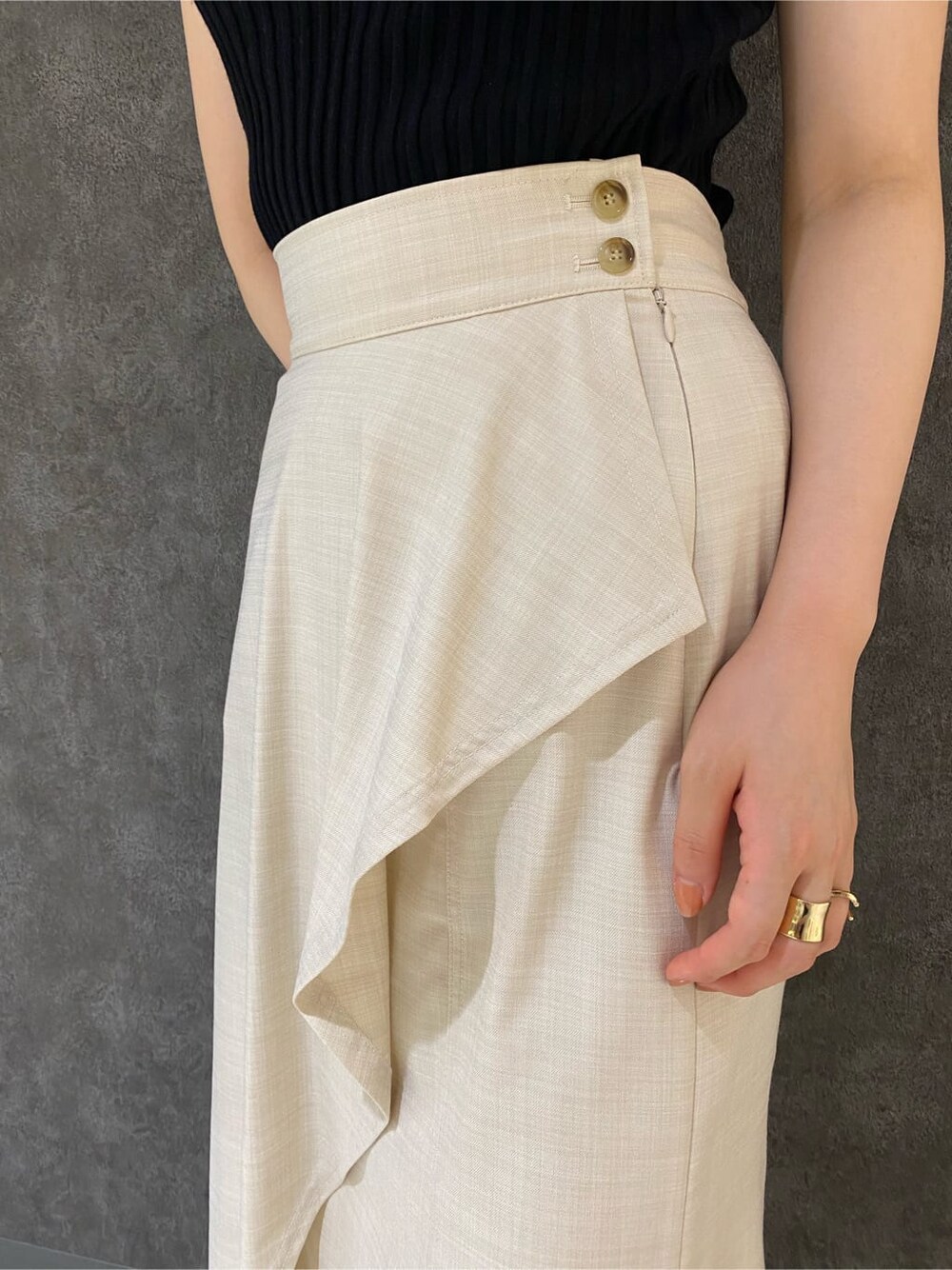 ブラウン系のパンプス、ホワイト系のスカート、ブラック系のニット/セーターを着用したレディースの夏コーディネートの5枚目の写真