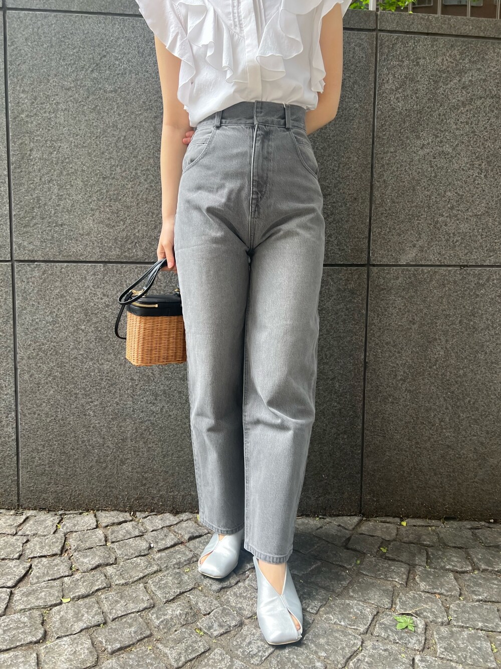 シルバー系のパンプス、グレー系のデニムパンツ、ホワイト系のシャツ/ブラウスを着用したレディースの春コーディネートの7枚目の写真