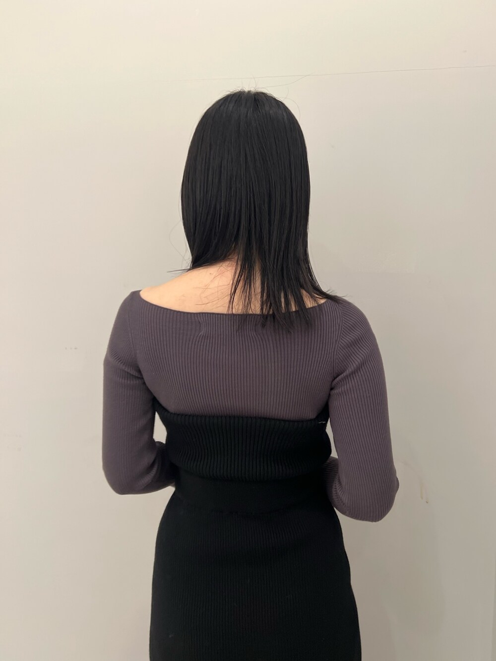 グレー系のニット/セーター、ブラック系のワンピースを着用したレディースの冬コーディネートの5枚目の写真