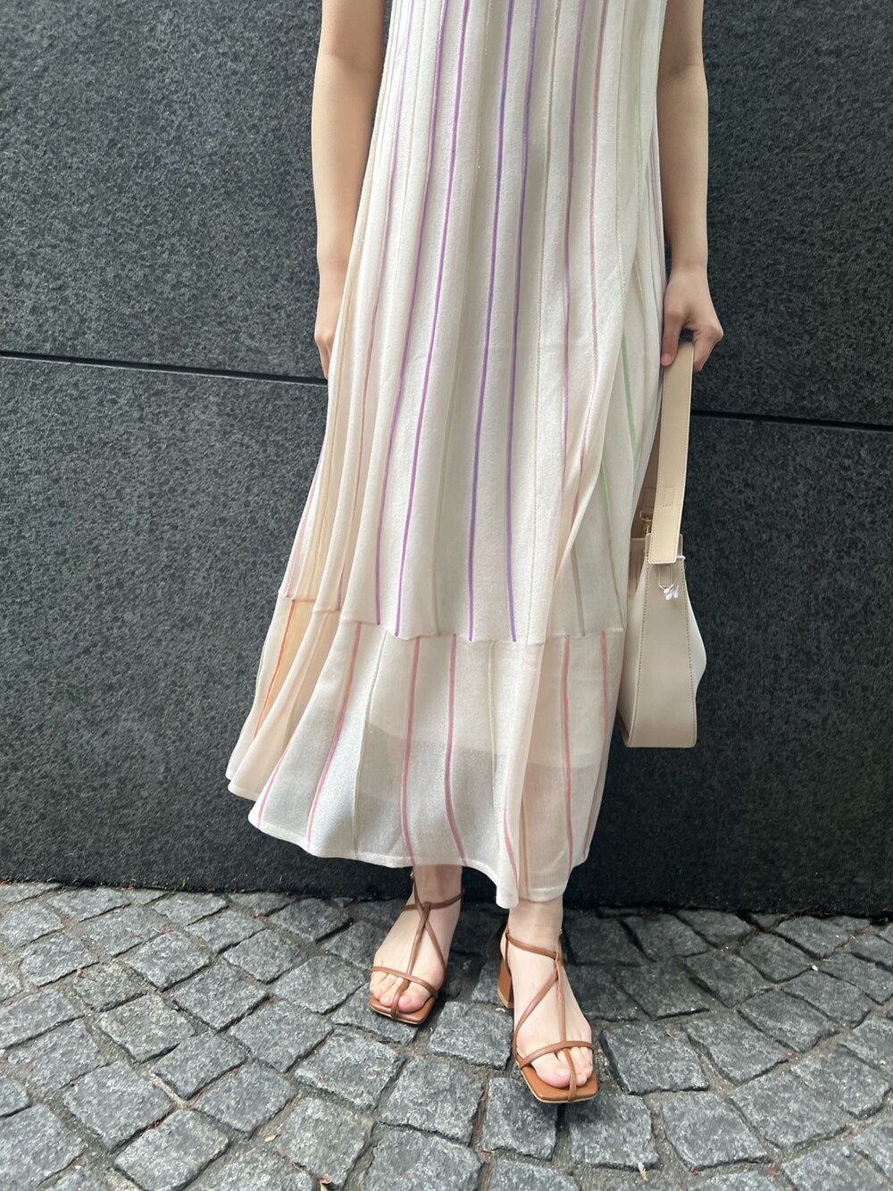 「LAGUNAMOONのナローストラップサンダル（サンダル、イエロー系）」を使った、RUNA ONISHIさん（レディース・163cm）の春コーディネートの7枚目の写真